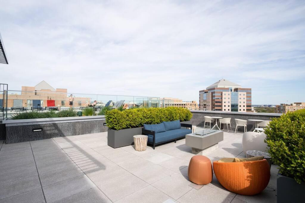 Stylish Condo At Clarendon With Rooftop Views Арлингтон Экстерьер фото